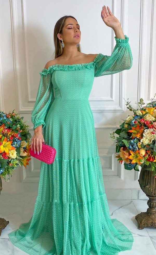 vestido longo verde água em tule de poas com mangas longas e decote ombro a ombro