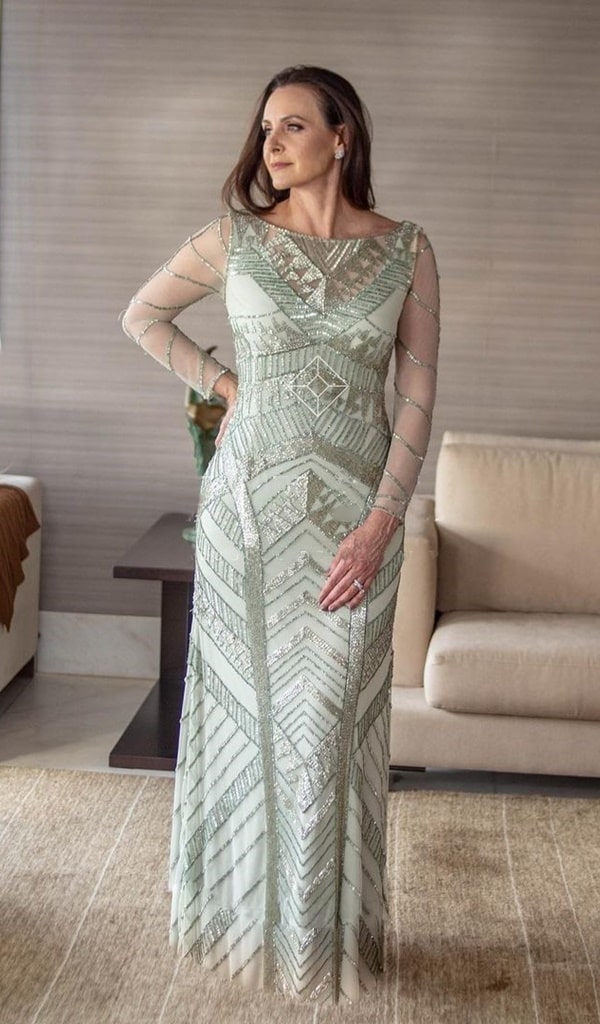 vestido longo verde claro para mãe da noiva modelo cordado de mangas longas