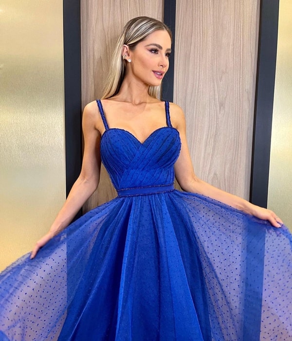 vestido longo azul royal de alças finas com corpete marcado e saia fluida em tule de poas