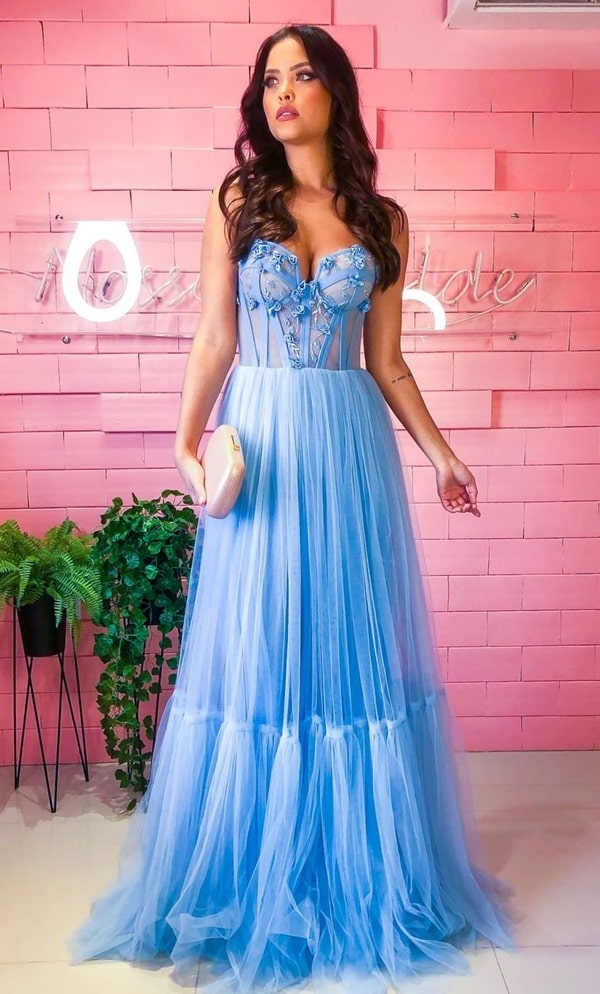 vestido longo azul serenity com corpete estilo corselete e saia de tule