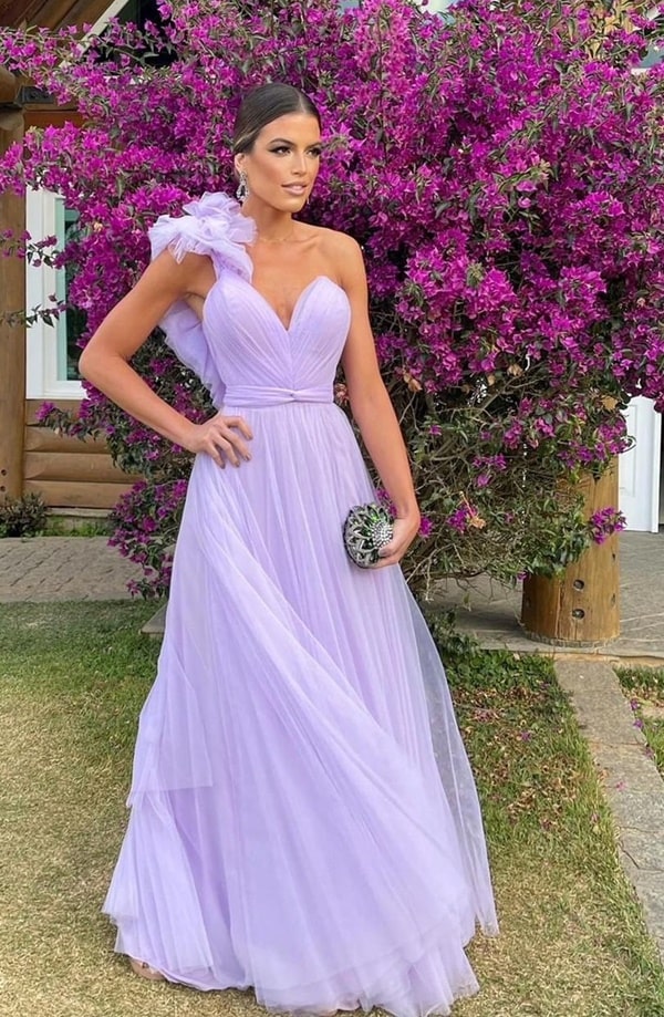 vestido longo lilás de tule com detalhe no ombro