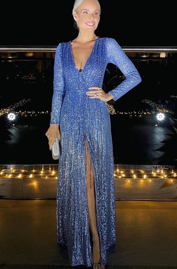 Layla Monteiro vestido de festa longo azul om mangas longas bordado em paetês