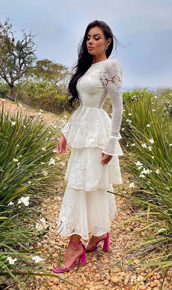 vestido de noiva midi branco de renda com mangas longas e saia em camadas