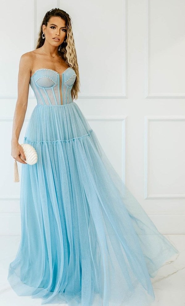vestido longo azul serenity de tule com corset com barbatanas e saia de tule