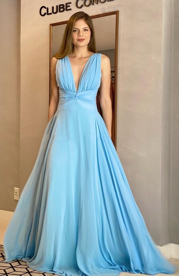vestido longo azul claro com saia fluida