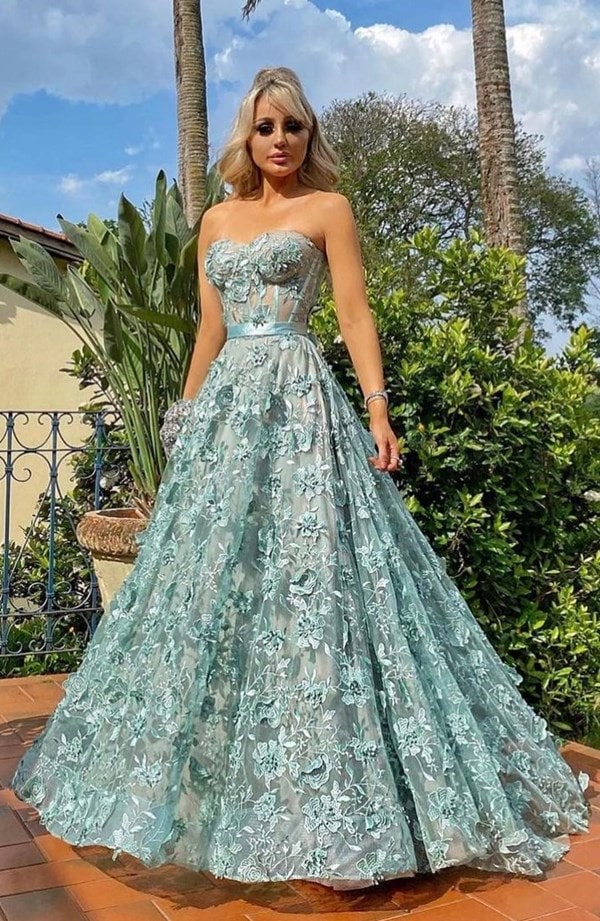 Vestido longo verde menta com saia ampla, modelo godê, corpete estruturado com barbatanas e bordados 3D.