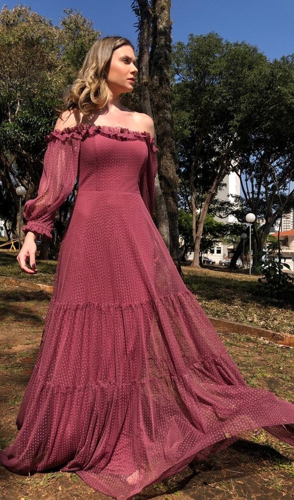 vestido rosa canela para madrinha de casamento com mangas longas e decote ombro a ombro