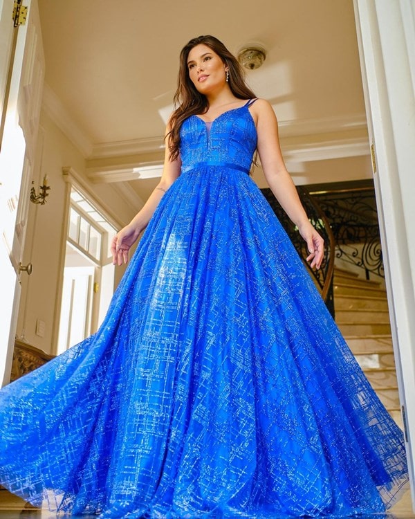 Vestido longo azul bic com brilho no tecido do vestido