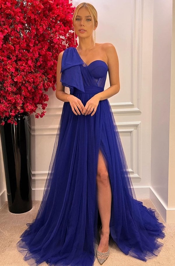 vestido de festa longo azul royal de tule com um ombro só