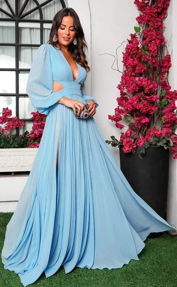 vestido longo azul serenity fluido com manga longa e recorte na cintura