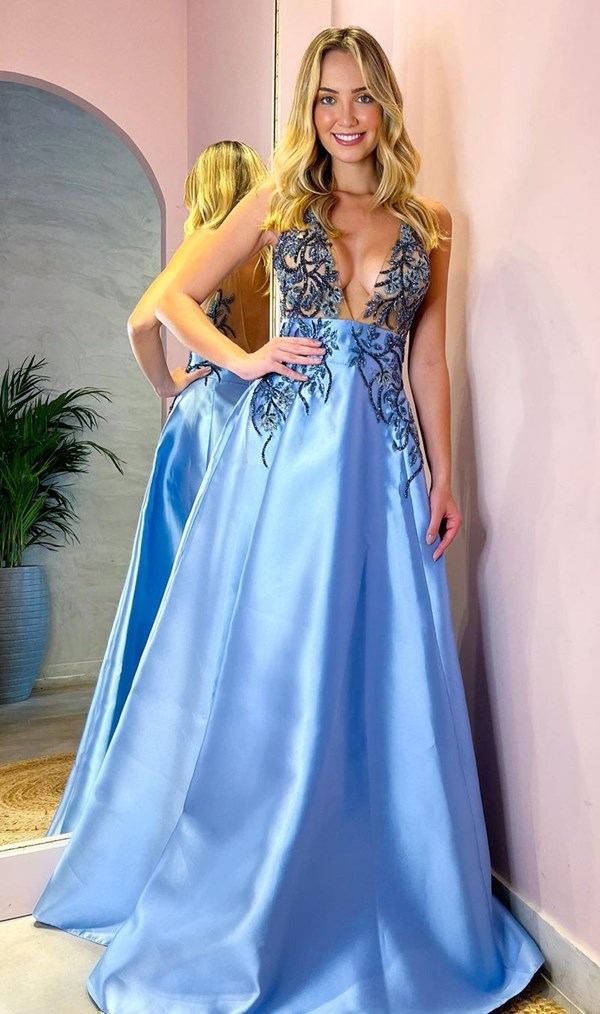 vestido de festa longo azul serenity com saia ampla lisa e bordados na parte superior do vestido