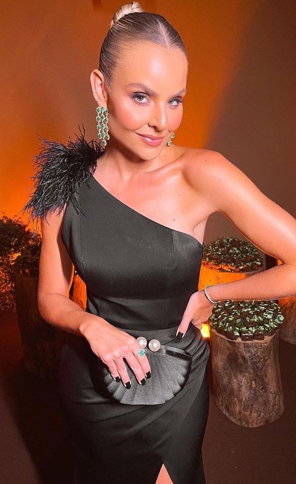 vestido de festa longo preto um ombro com plumas