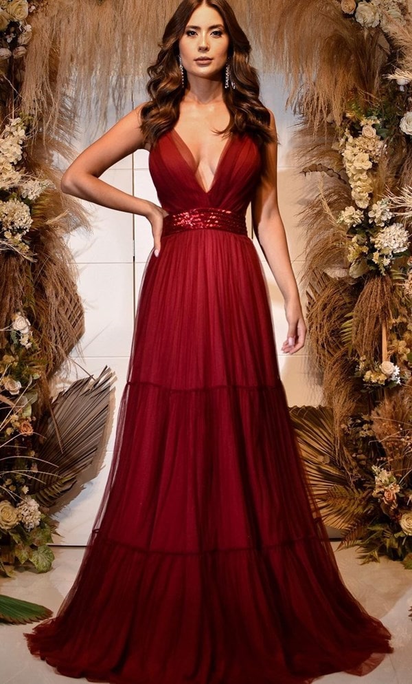 vestido longo marsala de tule com bordado na cintura para madrinha de casamento