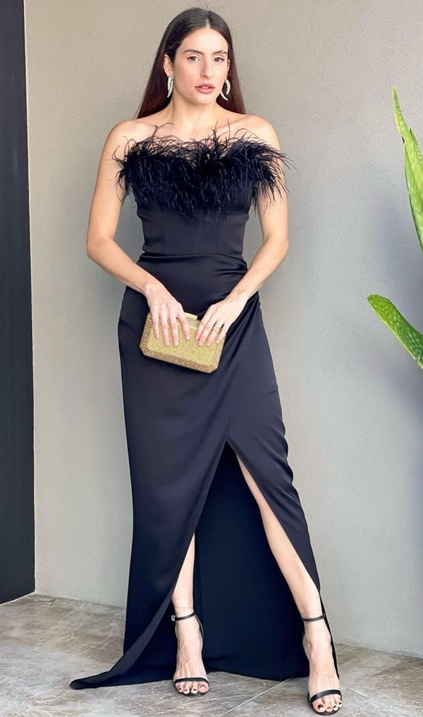 vestido de festa preto longo com plumas