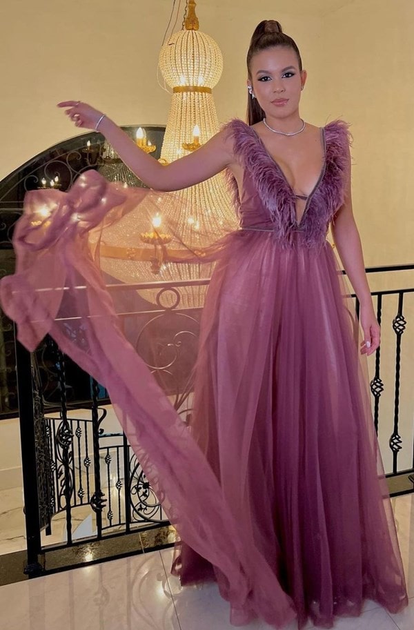 vestido de festa longo vinho com plumas