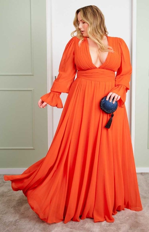 Vestido de festa plus size laranja fluido com mangas longas