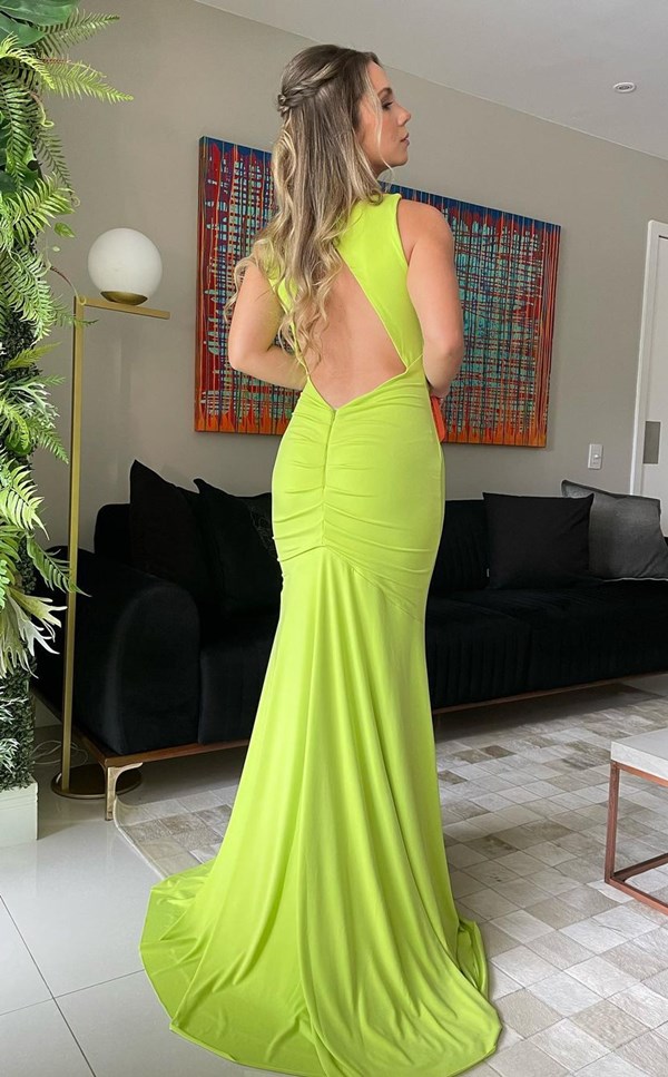 vestido de festa longo verde lima com decote nas costas