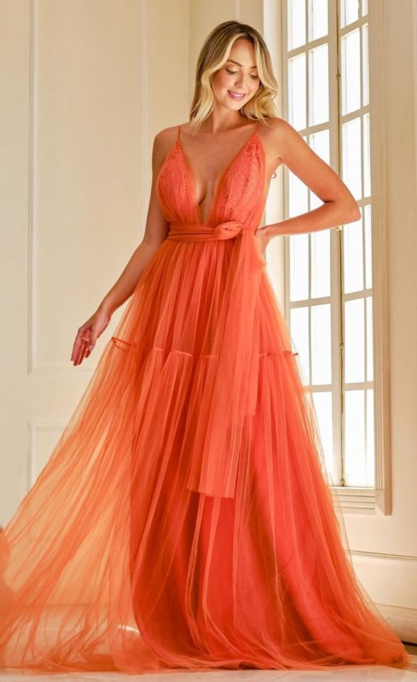 Vestido laranja de tule  com decote e alças finas