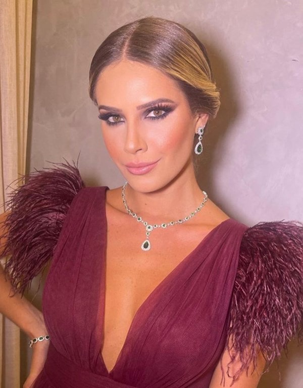 vestido de festa longo vinho com manguinhas de plumas