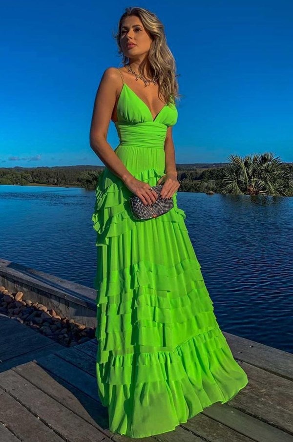 vestido longo verde para convidada de casamento ao ar livre