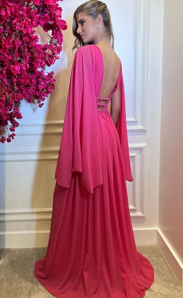 vestido de festa longo pink com manga capa e decote nas costas para madrinha de casamento