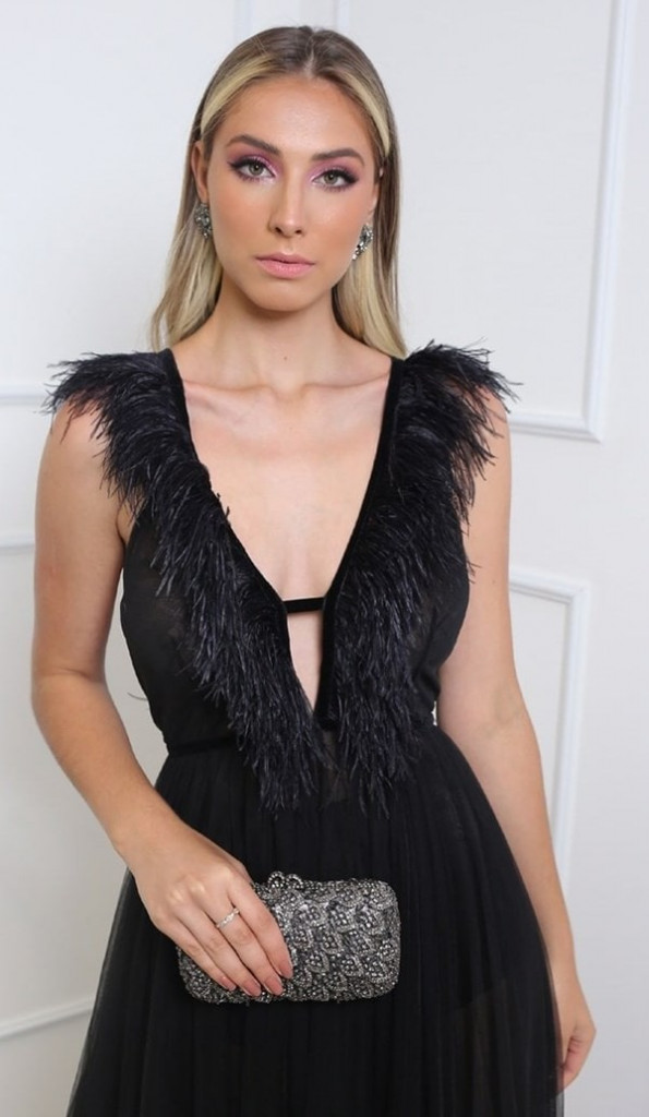 vestido de festa preto longo com plumas no decote 