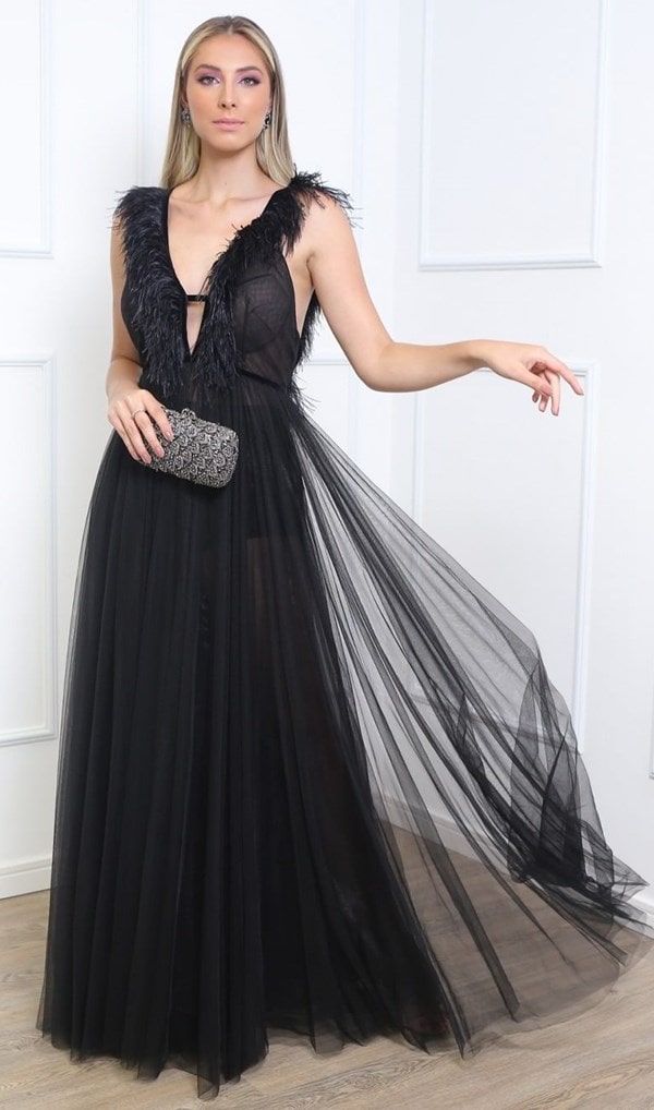 vestido de festa preto longo com plumas