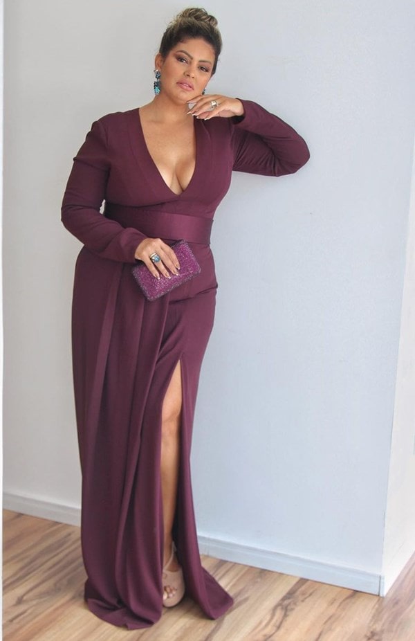 Vestido vinho com mangas longas e fenda.