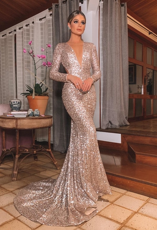 Thassia Naves vestido de festa dourado de paete com manga longa 