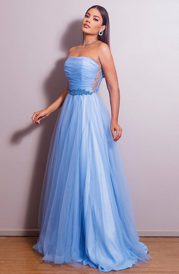 vestido longo azul claro com recorte na lateral do vestido