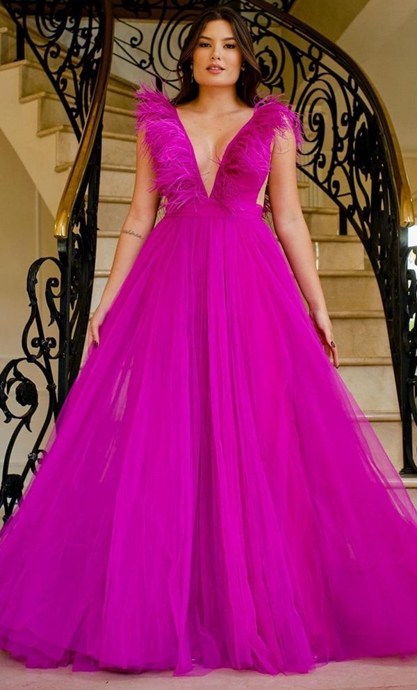 vestido longo fucsia com plumas no decote