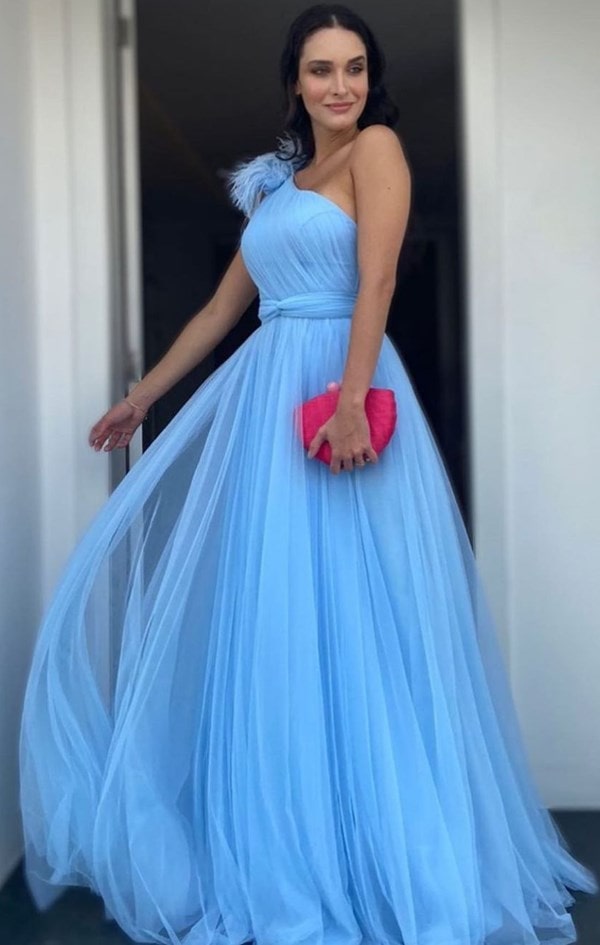 vestido longo azul claro com plumas nos ombros