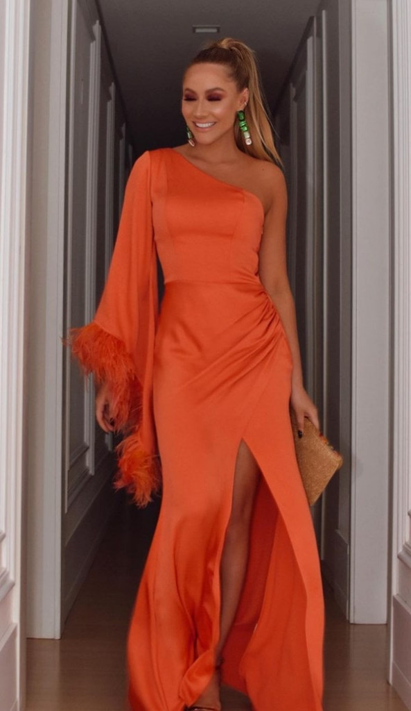 vestido de festa longo laranja uma manga longa com plumas