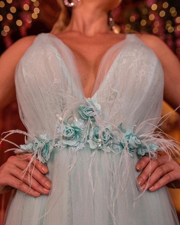 vestido tiffany para madrinha de casamento com plumas e bordado de fores 3D