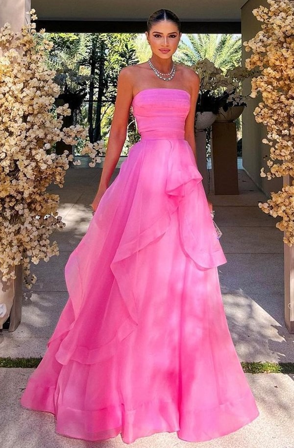 Thassia Naves vestido rosa com saia em camadas e decote tomara que caia casamento