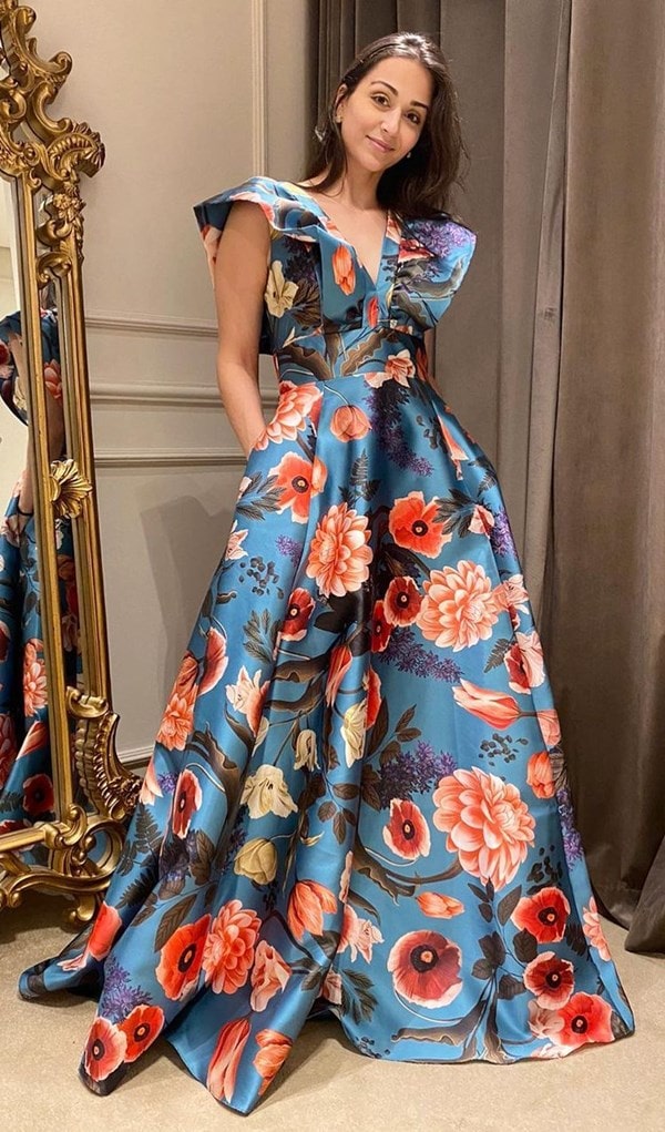 vestido de festa longo azul com estampa de flores laranja e terracota