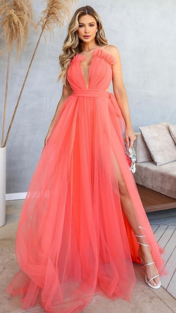 vestido longo coral de tule com fenda