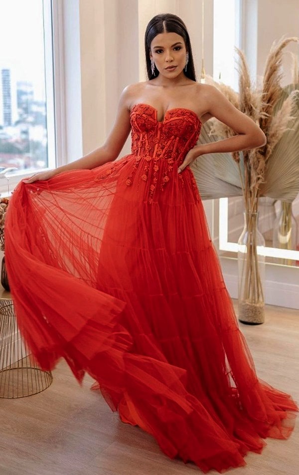 vestido vermelho de tule com corpete bordado