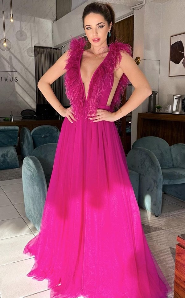 vestido longo fucsia com plumas no decote