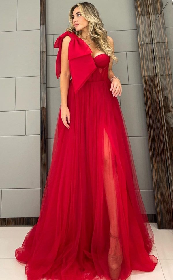 vestido longo vermelho de tule modelo um ombro só