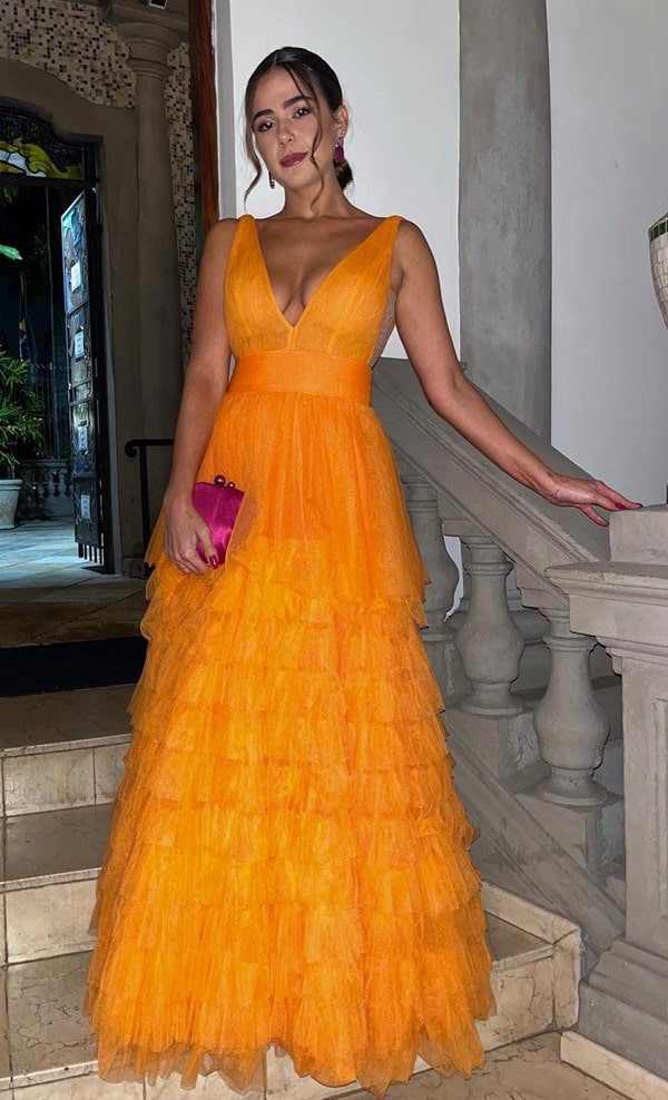 vestido longo laranja com cintura marcada e saia ampla para madrinha de casamento