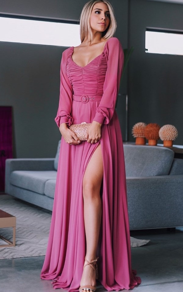 vestido longo rosa canela com manga longa e fenda