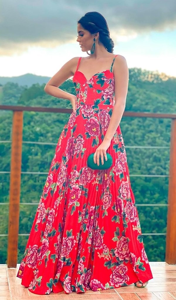 vestido longo vermelho estampado para convidada de casamento no campo