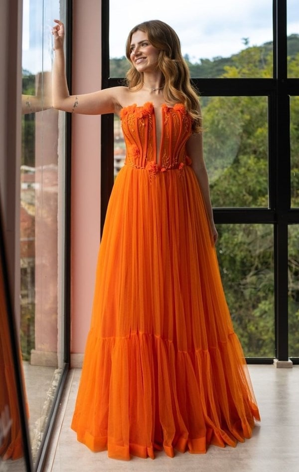 vestido longo laranja com corpete bordado