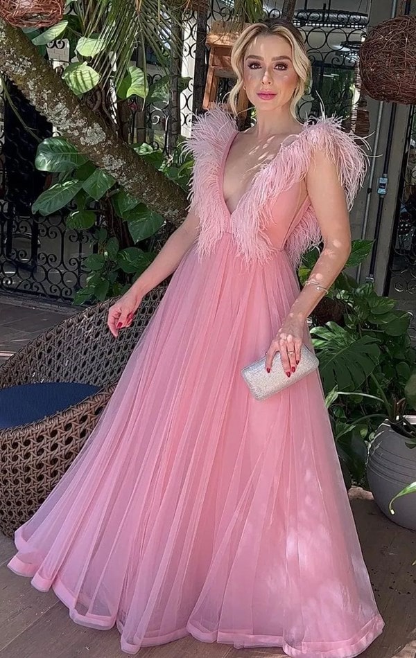 vestido longo rose com plumas no decote