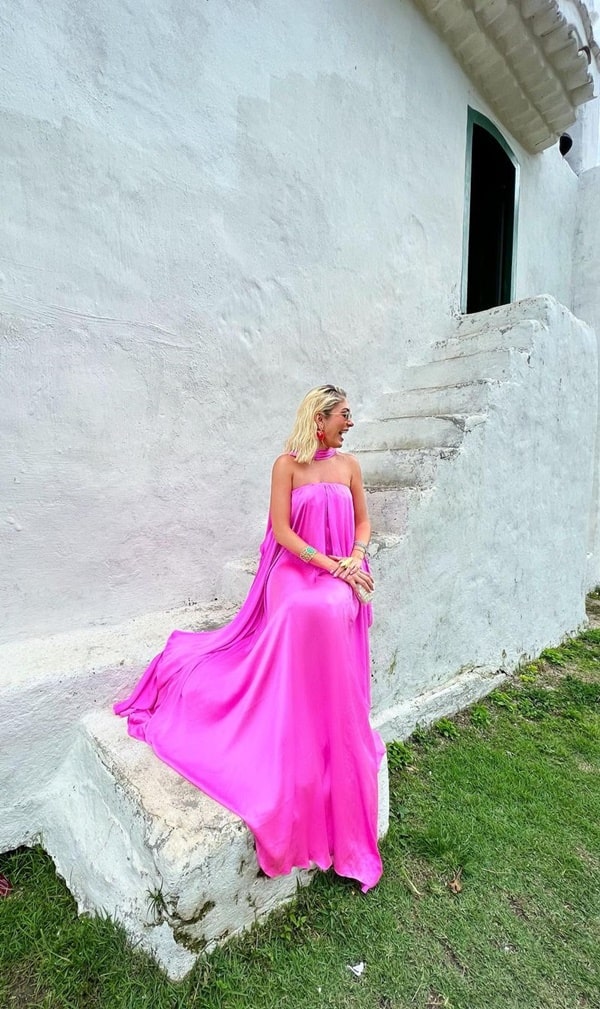 vestido longo rosa pink convidada de casamento na praia Trancoso