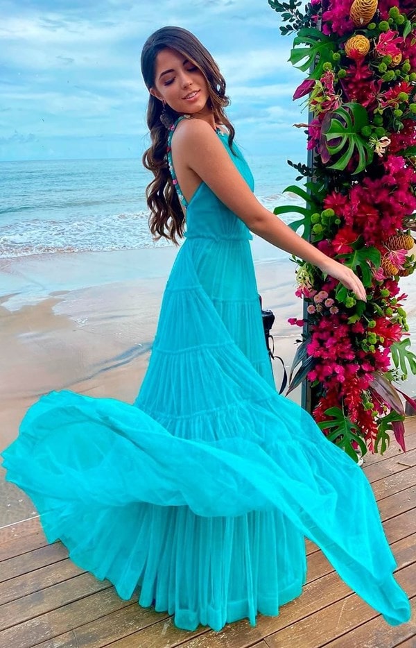 Convidada de casamento na praia usando vestido longo azul tiffany de tule com alças finas bordadas 