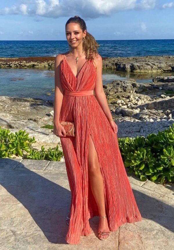 convidada de casamento na praia usando vestido coral em cetim lanvin tarquinado, modelo fluido com fenda, alças finas e decote em V