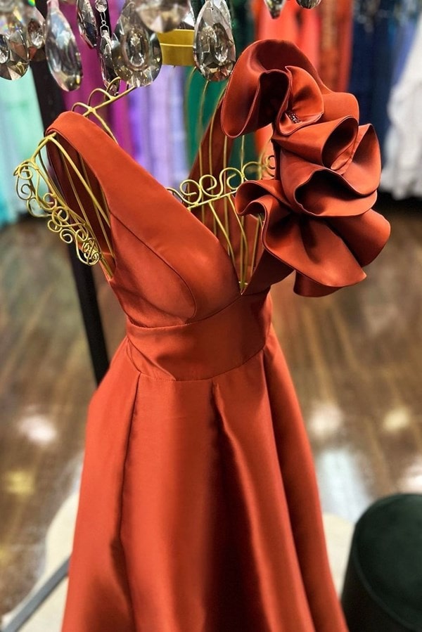 vestido de festa longo terracota com maxi flor no ombro