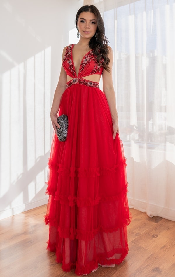 Vestido de festa longo vermelho de tule  com recorte na cintura e bordado delicado para madrinha de casamento dia